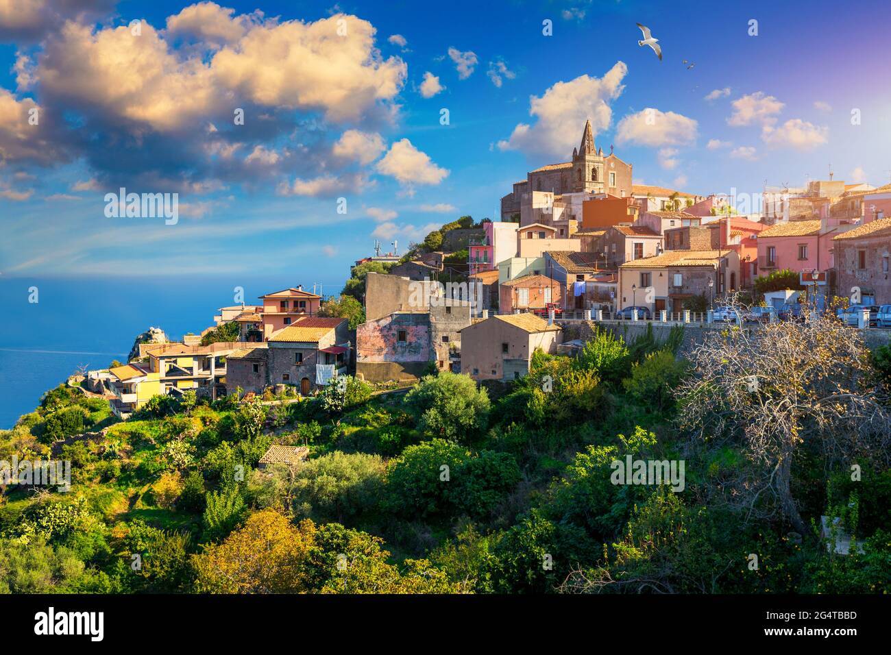 Panoramablick in Forza d`Agro, malerische Stadt in der Provinz Messina, Sizilien, Süditalien. Forza d'Agro, sizilianische historische Stadt auf dem Felsen o Stockfoto